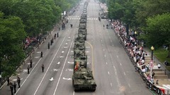 道路を走行する戦車