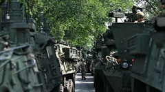 装甲車両の間を歩く兵士＝１１日