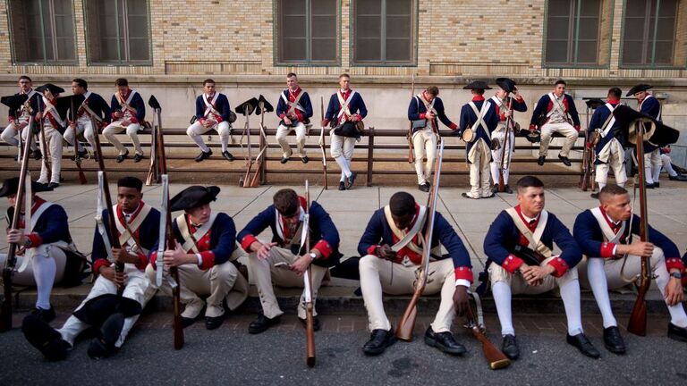 昔の軍服に身を包んだ兵士ら＝１３日/Eric Thayer/Bloomberg/Getty Images