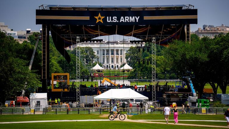 ホワイトハウス前に設置された観閲台＝１１日/Andrew Harnik/Getty Images
