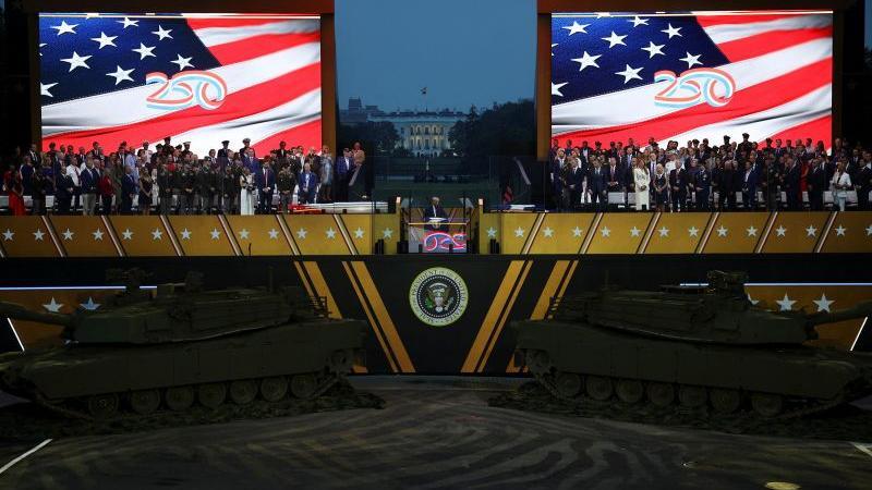 陸軍創設２５０年を祝うパレード、トランプ大統領が軍を称賛