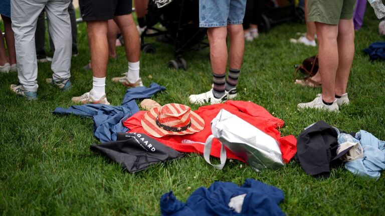 「ナショナルモール」で軍事パレードを眺める人々/Eric Thayer/Bloomberg/Getty Images