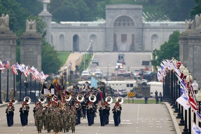 軍事パレードで行進する兵士/Nathan Howard/Reuters