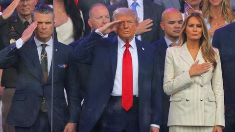 トランプ氏、軍事パレードを観覧