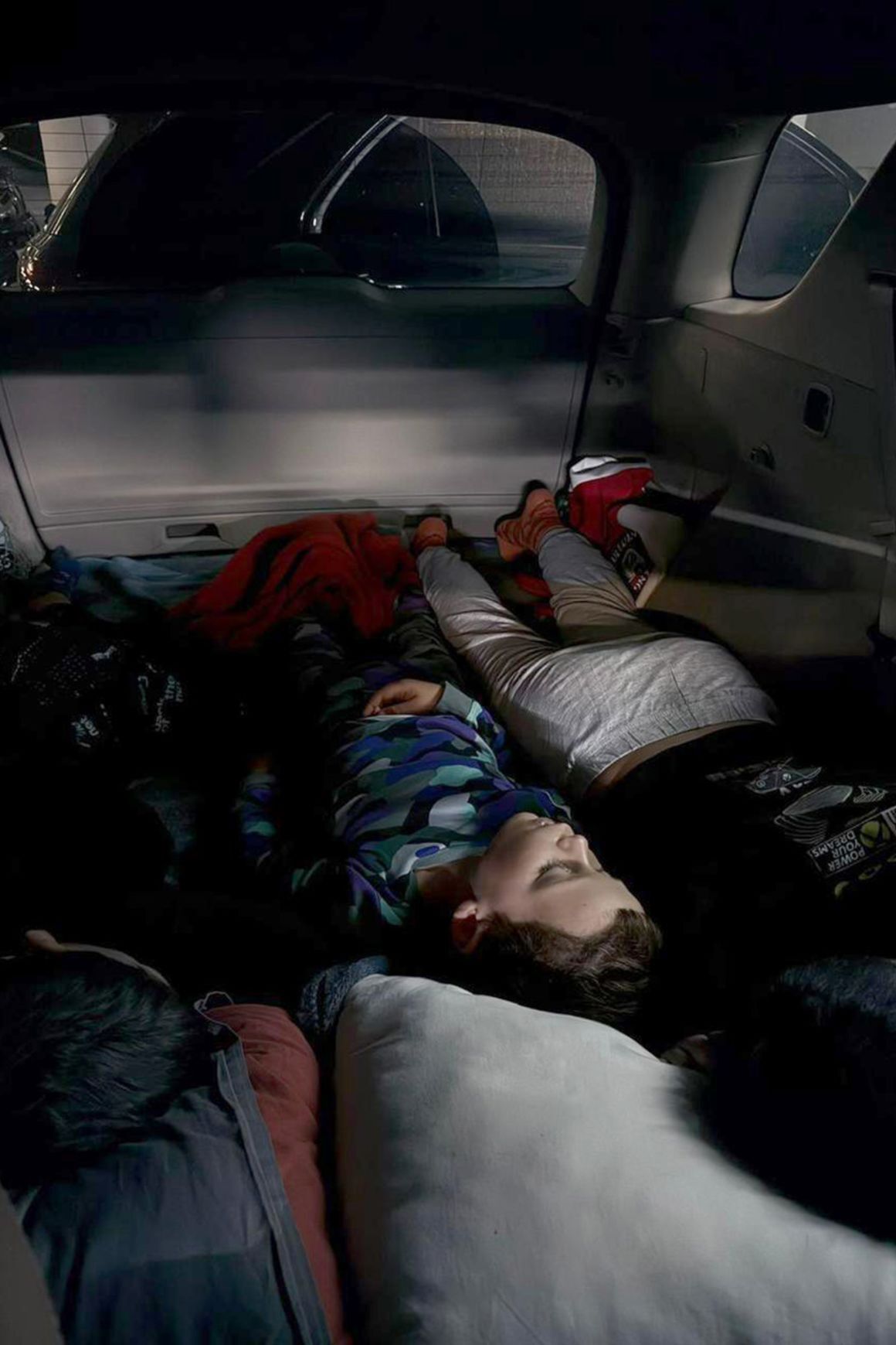 ロシア軍による空爆の中、車内で眠る子ども=9日、ウクライナ首都キーウ/Khrystyna Reshetnik