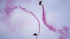 陸軍のパラシュートデモチーム「ゴールデンナイツ」