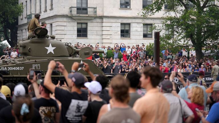 戦車を撮影する人たち/Eric Thayer/Bloomberg/Getty Images
