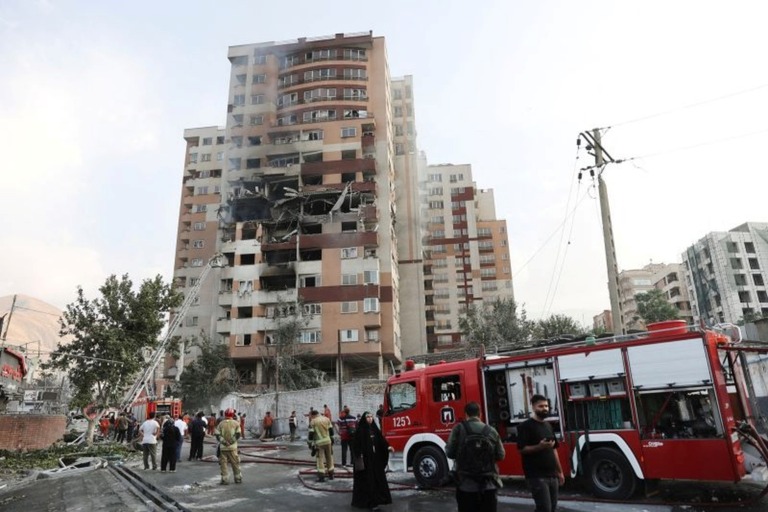 イスラエルの攻撃で損傷した建物＝１３日、イラン首都テヘラン/Majid Asgaripour/WANA/Reuters