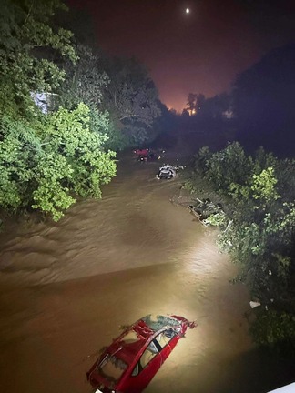 水没した車両＝１４日、ウェストバージニア州/Wheeling West Virginia Fire Department/AP