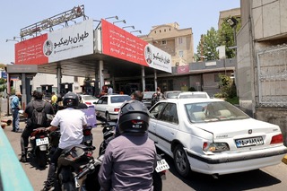 イラン国民を襲う紛争拡大の恐怖、多くが大都市から避難