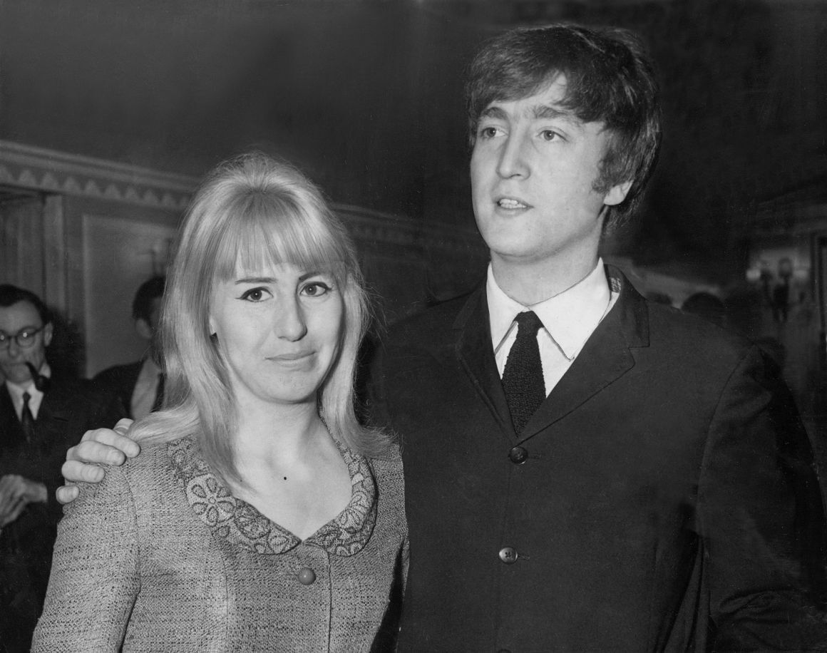 ジョン・レノンさんと妻のシンシアさん=1964年4月/NCJ Archive/Mirrorpix/Getty Images