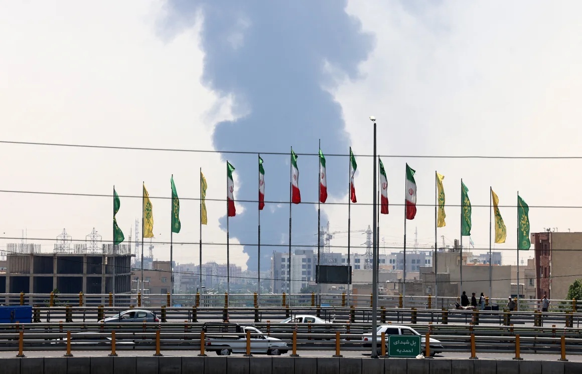 イスラエルの攻撃により製油所から煙と炎が立ち上る=15日、テヘラン南部/Atta Kenare/AFP via Getty Images