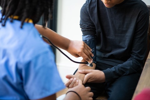 胎児期のＰＦＡＳへの暴露、１０代の高血圧と関連か　新研究