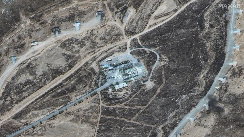 イスラエルによる再三の攻撃を受け激しく損壊したイラン西部のミサイル施設と入り口に続くトンネルの衛星画像/Maxar Technologies
