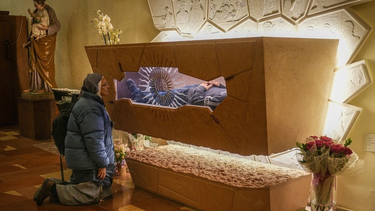 カルロ・アクティスさんの墓で祈る修道女＝３月、イタリア・アッシジ/Christopher Furlong/Getty Images