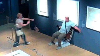 イタリアの美術館で、来館者が展示品の椅子に座り破損させる様子を監視カメラが捉えた
