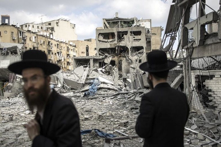 イスラエルとイランとの間で攻撃の応酬が続き、各地で被害が出ている/John Wessels/AFP/Getty Images