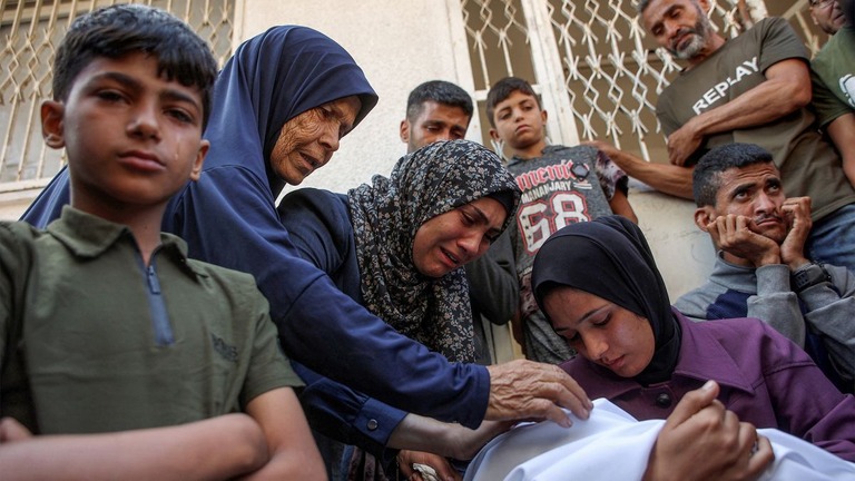ガザ市の病院で、イスラエルの空爆により死亡した男性を悼む女性たち/Omar Al-Qattaa/AFP/Getty Images