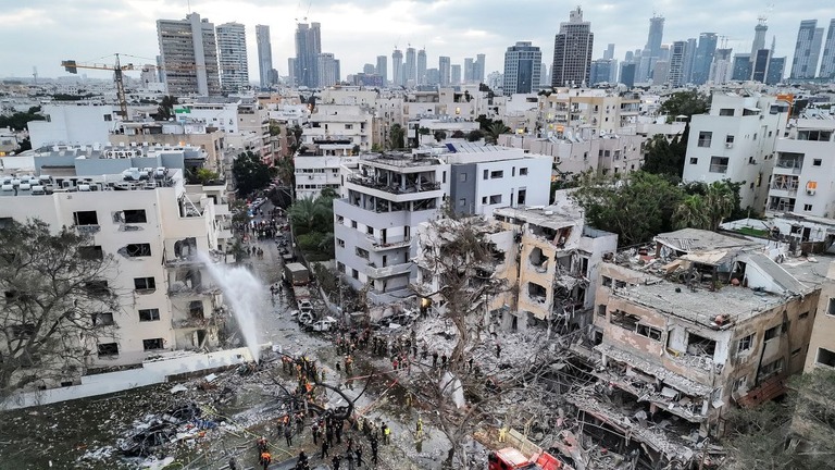 イランによるミサイル攻撃を受けたイスラエル・テルアビブの住宅のドローン画像/Moshe Mizrahi/Reuters