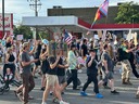 トランプ政権抗議デモの参加者、「治安維持活動隊」の銃撃で死亡　殺人容疑で逮捕は別の男