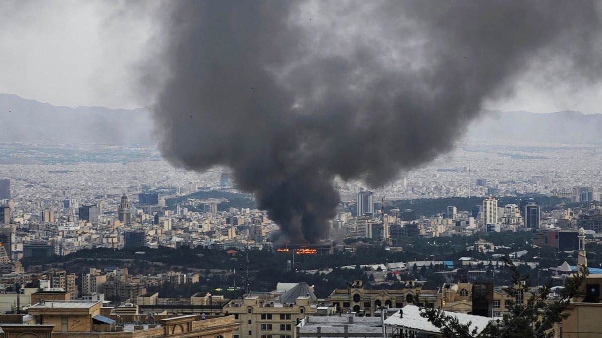 イスラエル、イラン放送局への攻撃を認める　生放送中に爆発音