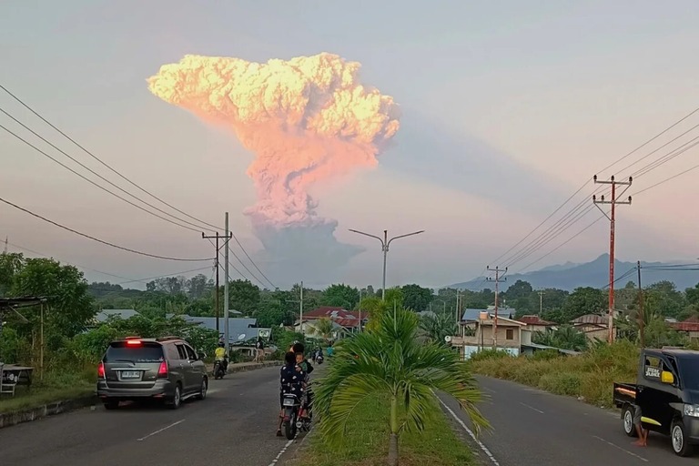 レウォトビ火山が火山物質を噴き出す様子を見守る人々＝１７日/Stringer/AP