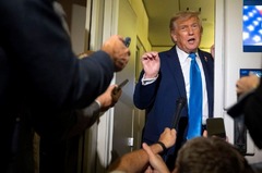 Ｇ７サミットから帰国する大統領専用機の中で記者団の質問に答えるトランプ米大統領