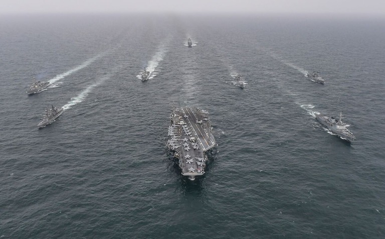 韓国済州島沖の公海で行われた合同演習に参加した空母ニミッツ＝２３年４月４日/South Korean Defense Ministry/Getty Images