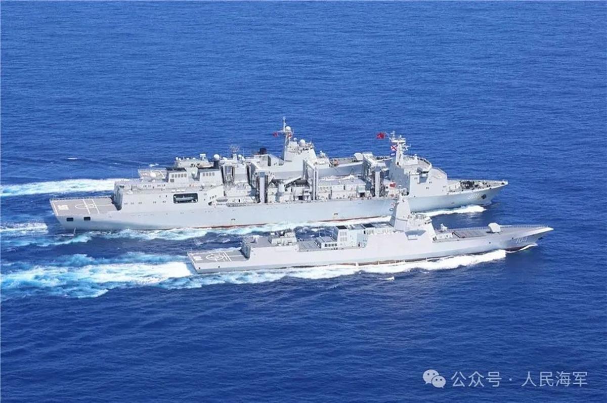 西太平洋での訓練で洋上補給を実施した/Jing Gang/People's Liberation Army Navy