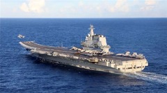 中国海軍の空母「山東」が訓練中に艦載戦闘機を発艦させている様子