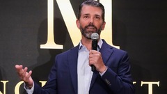携帯電話サービス「トランプ・モバイル」を発表するドナルド・トランプ・ジュニア氏＝１６日、米ニューヨーク市