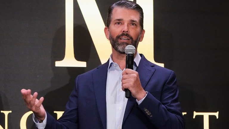 携帯電話サービス「トランプ・モバイル」を発表するドナルド・トランプ・ジュニア氏＝１６日、米ニューヨーク市/Richard Drew/AP