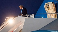 大統領専用機を降りるトランプ大統領＝１７日、米メリーランド州のアンドルーズ空軍基地