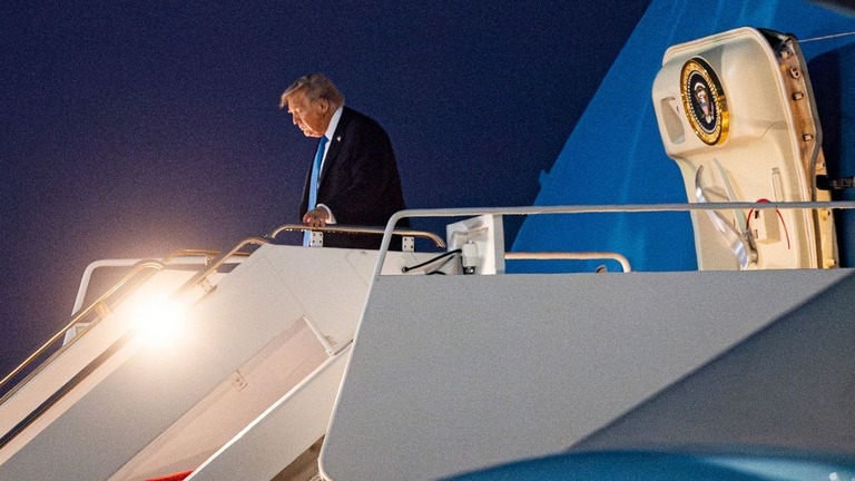 大統領専用機を降りるトランプ大統領＝１７日、米メリーランド州のアンドルーズ空軍基地/Al Drago/Getty Images