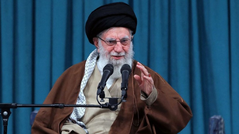 イラン革命防衛隊のソレイマニ司令官の殺害から５年を前に会合で発言するイランの最高指導者ハメネイ師/Office of the Iranian Supreme Leader/WANA/Reuters