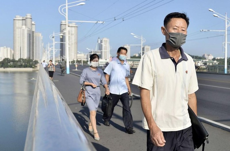 マスクをして歩く人々＝２０２１年８月１９日、平壌/Kyodo/Getty Images