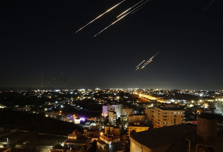 ヨルダン川西岸地区の上空を飛ぶイランから発射されたミサイル＝１８日/Wisam Hashlamoun/Anadolu/Getty Images