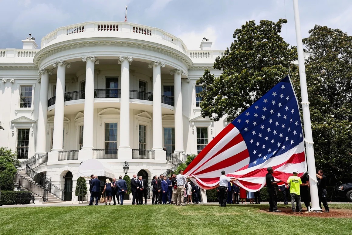 30メートルの旗ざおに巨大な米国旗が掲揚された=18日、ホワイトハウス/Kevin Lamarque/Reuters