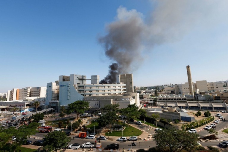 ソロカ病院から煙が立ち上る様子＝１９日、イスラエル南部ベエルシェバ/Amir Cohen/Reuters