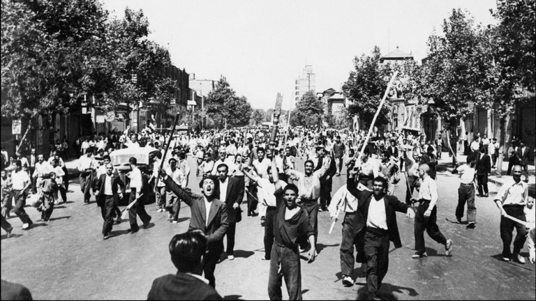 １９５３年８月、街路に大挙して押し寄せるイランの国王支持派の勢力/Intercontinentale/AFP/Getty Images