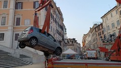 ローマのスペイン階段を車で走行、８０歳ドライバー「曲がる角間違えた」　イタリア