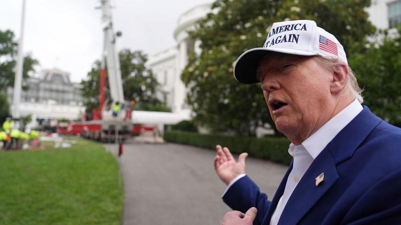 トランプ氏、ホワイトハウスに高さ３０メートルの巨大旗ざお設置