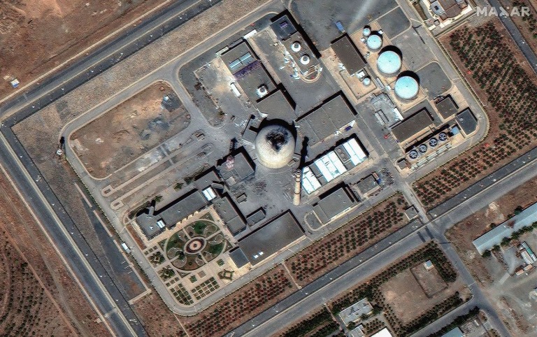 イスラエルの攻撃後、重水炉を格納するドームに穴が開いたイランのアラク原子力施設/Maxar Technologies