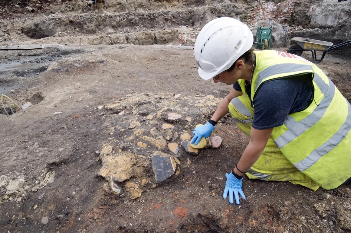 破片はロンドンのサザーク地区で行われた発掘作業で発見された/MOLA