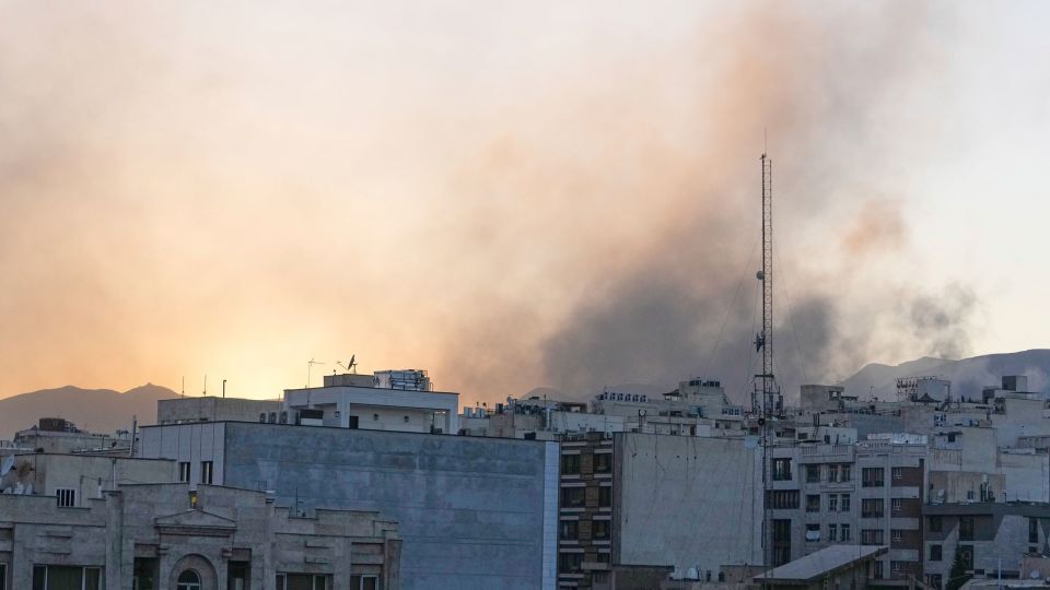 18日のイスラエル軍による攻撃でテヘランの建物から立ち上る煙/Vahid Salemi/AP
