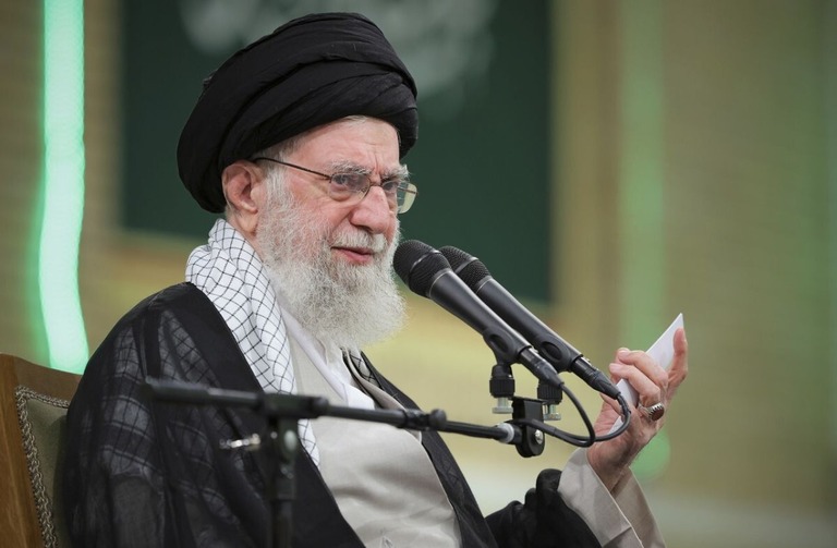 テヘランでの会合に出席したイランの最高指導者ハメネイ師＝１７日/Office of the Iranian Supreme Leader/AP