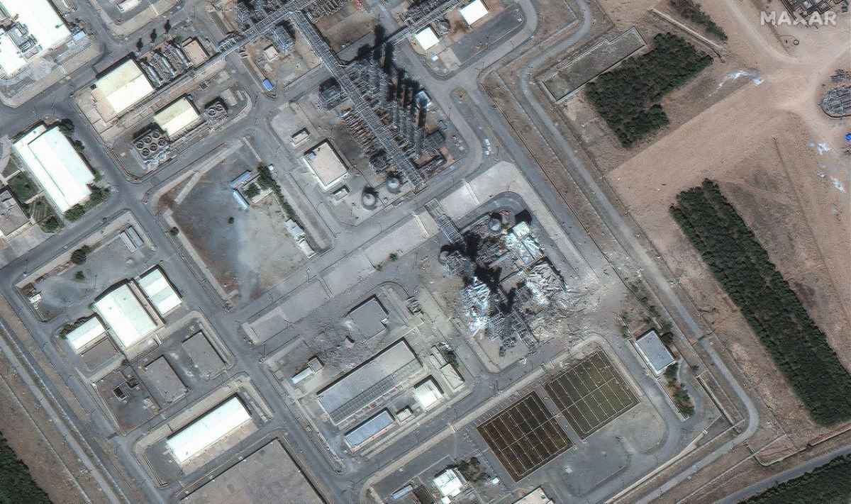 攻撃を受けた後の重水製造工場。画像中央付近にあった重水蒸留塔が破壊されている/Maxar Technologies