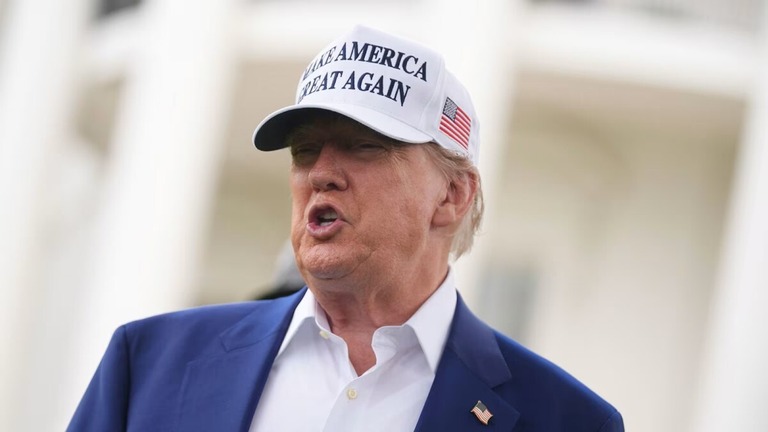 ホワイトハウス南庭に旗ざおが設置された際に発言するトランプ氏＝１８日/Evan Vucci/AP