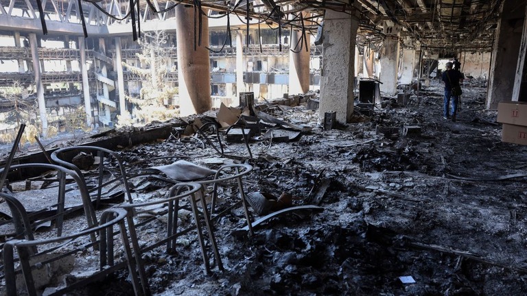 イスラエルの空爆で黒焦げになったイランテレビ局の内側/AFP/Getty Images