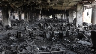 イスラエルの空爆で黒焦げになったイランテレビ局の内側